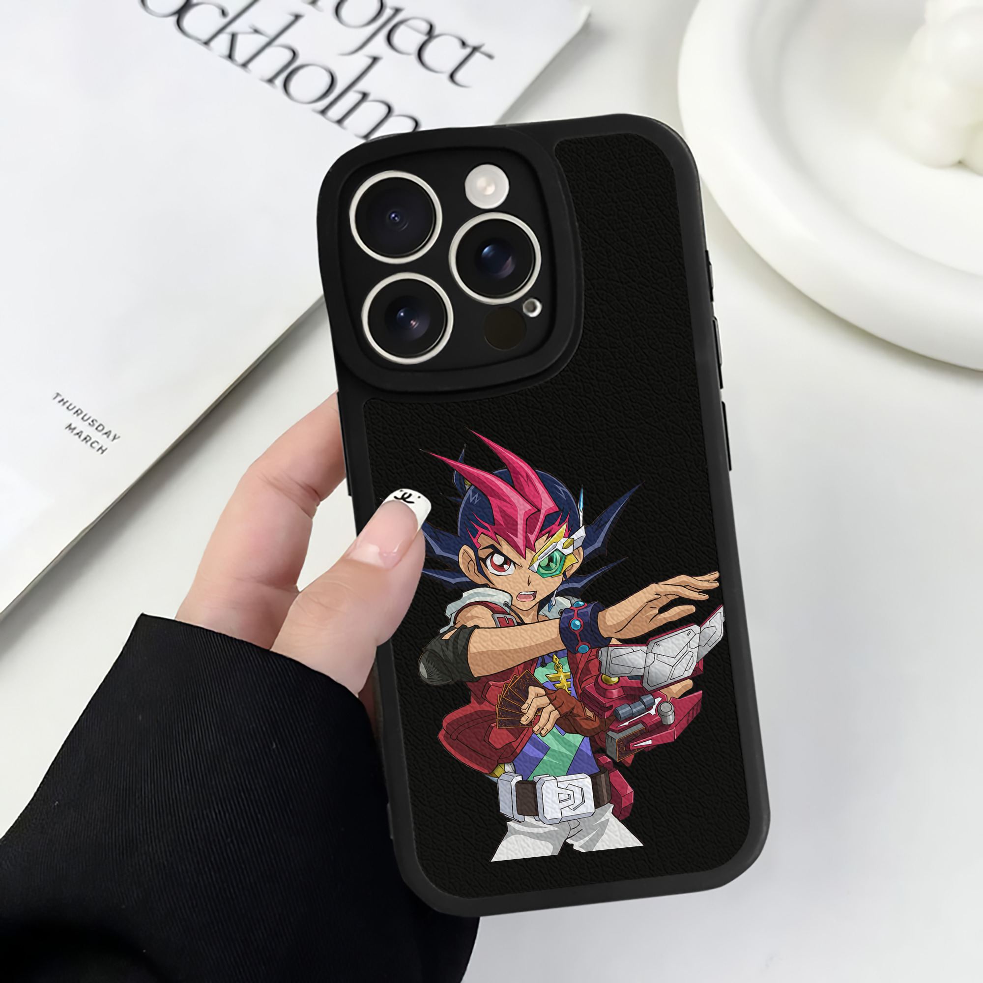 （画像用） 遊☆戯☆王 Yu-Gi-Oh! 【iPhone 16シリーズ対応】シリコンスマホケース（レザー調） 材質：シリコン